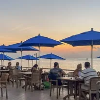 Terraza frente al mar