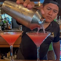 Cocteles en The Money Bar Beach Club